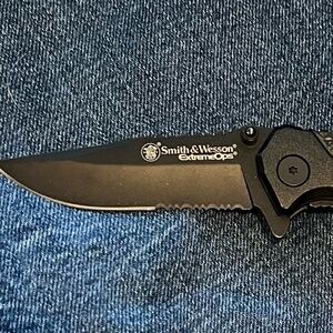 Smith & Wesson Extreme Ops Pocket Knife